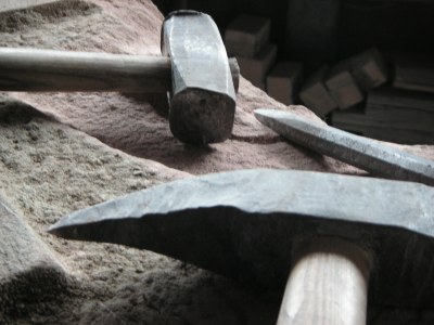 -Der Zweispitz ist eines der &auml;ltesten Hiebwerkzeuge und wird mit beiden H&auml;nden gehalten. -Das Spitzeisen ist ebenfalls ein "Klassiker" und wird f&uuml;r die grobe Arbeit benutzt. -Der F&auml;ustel aus Eisen oder Stahl geh&ouml;rt ebenfalls zur Grundausstattung eines "Steinigen", wobei heute oft auch Druckluftwerkzeuge verwendet werden.